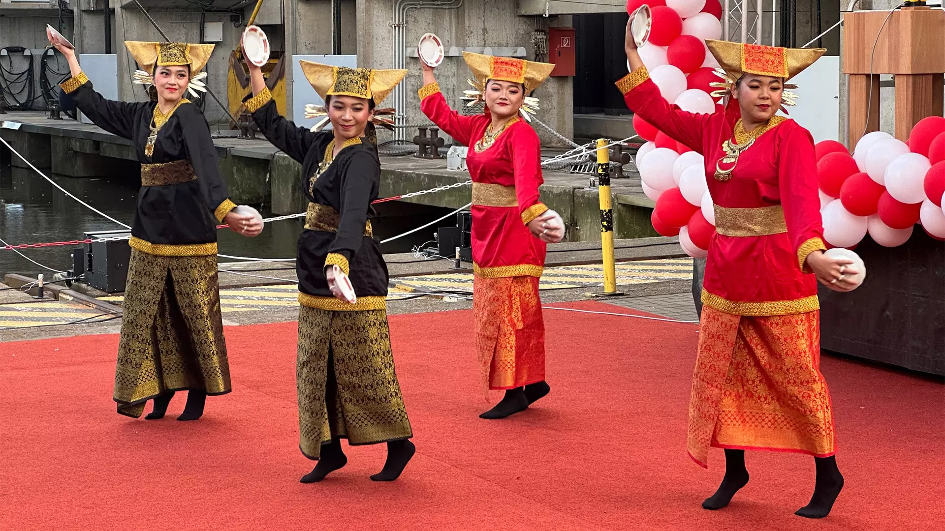 Tänzerinnen bei der Schiffstaufe der indonesischen Marine